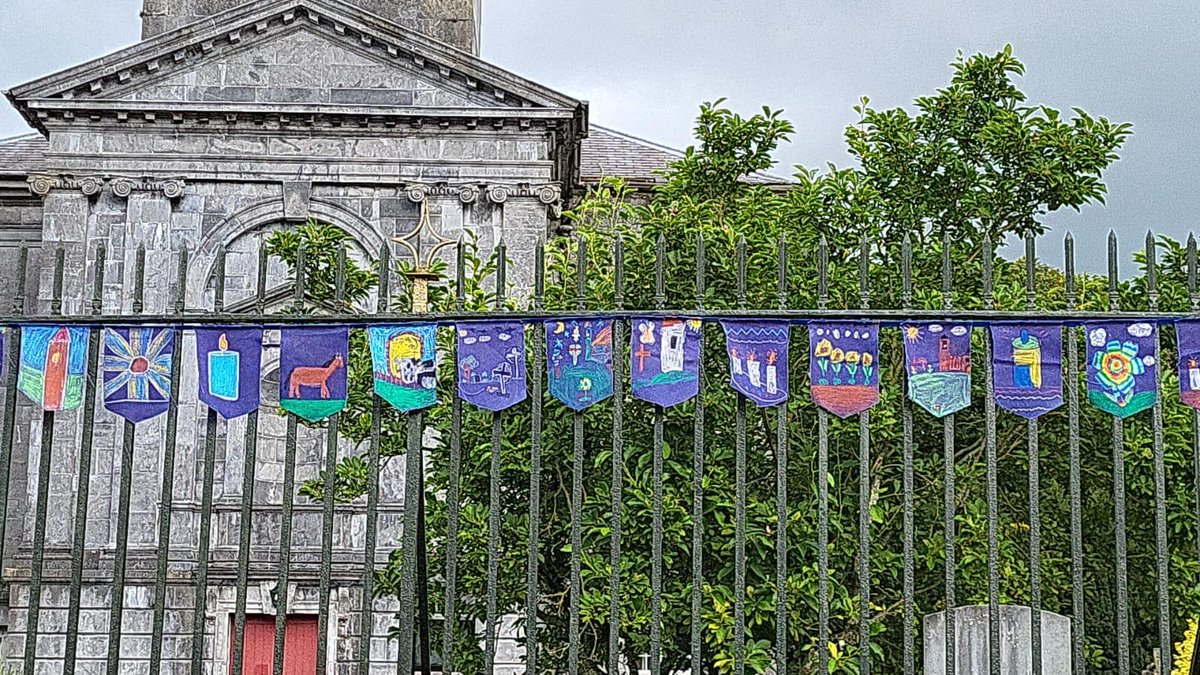 Cashelartsfest's tweet photo. The gorgeous plaza and town all ready for the festival! Thank you so much Joe Barry and team and all @TipperaryCoCo for giving their time and skills so readily! Well done to the schools involved in creating this bunting. Less than a week to go ‘til our 20th festival!!!! 🥳🙌🤩 https://t.co/0WJtmBETLt