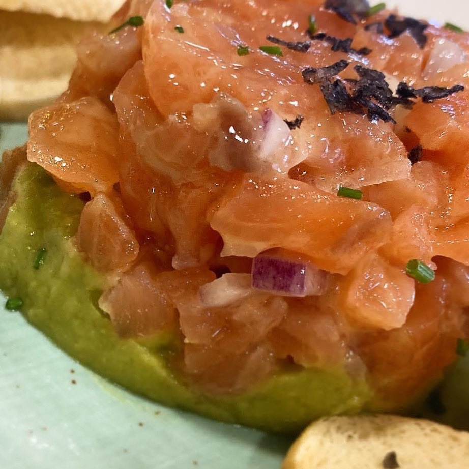 Montereros's tweet photo. Una exquisitez que está enamorando a nuestros clientes TARTAR DE SALMÓN                                         No te quedes sin probarlo                                    RESERVA TU MESA  628129492/955607840 #notequedessineltuyo #notequedesinprobarlo #notequedesconlasganas https://t.co/nELWBKE8c5
