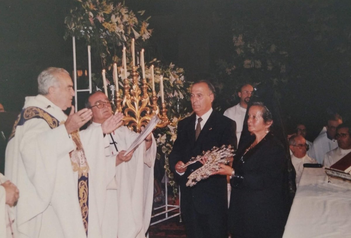 PasoBlanco_3's tweet photo. Los padrinos de la ceremonia, que fueron el presidente del Paso, D. Agustín Aragón, y la presidenta del Coro de Damas, Dña. Caridad Arcas, ofrecieron la nueva corona al Obispo para su bendición.
#25CoronaciónAmargura https://t.co/jxSSAjDF7N