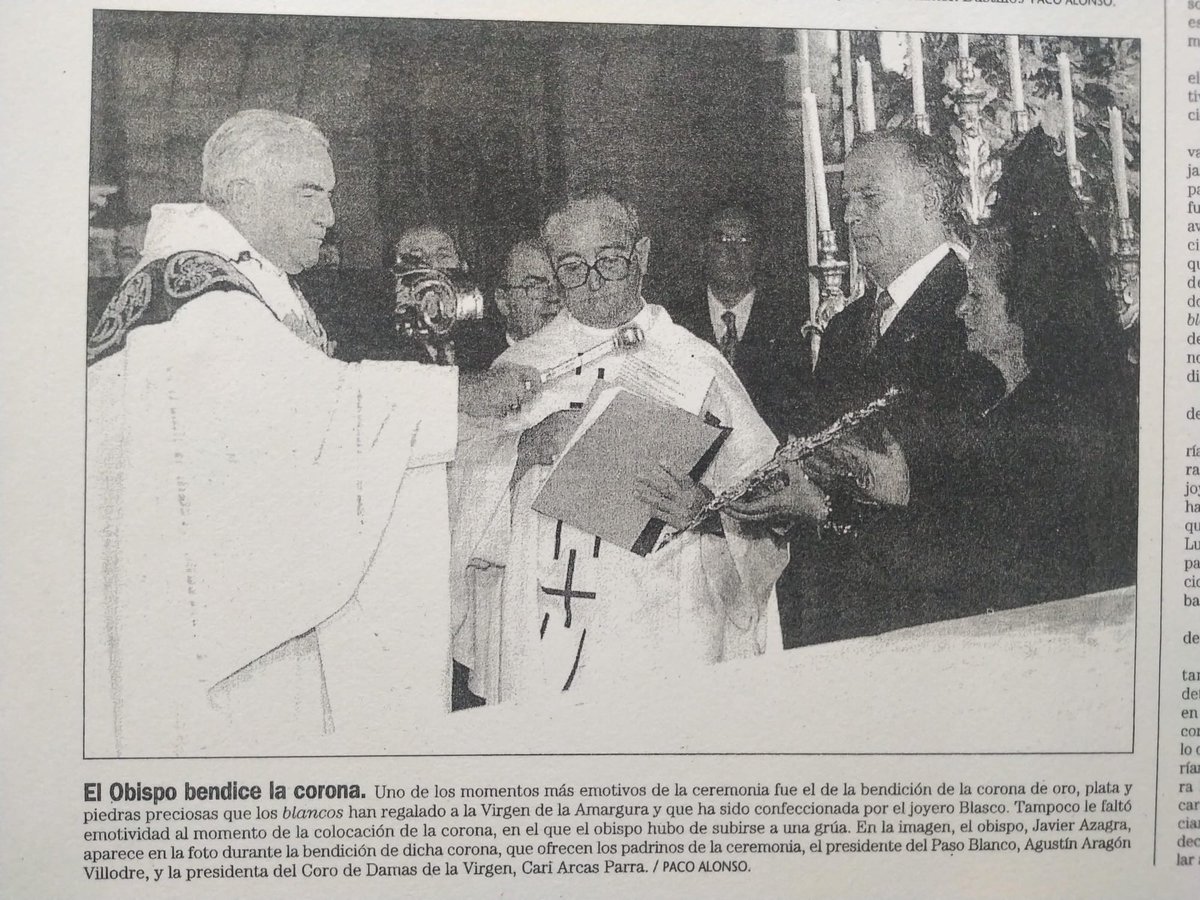 PasoBlanco_3's tweet photo. Los padrinos de la ceremonia, que fueron el presidente del Paso, D. Agustín Aragón, y la presidenta del Coro de Damas, Dña. Caridad Arcas, ofrecieron la nueva corona al Obispo para su bendición.
#25CoronaciónAmargura https://t.co/jxSSAjDF7N