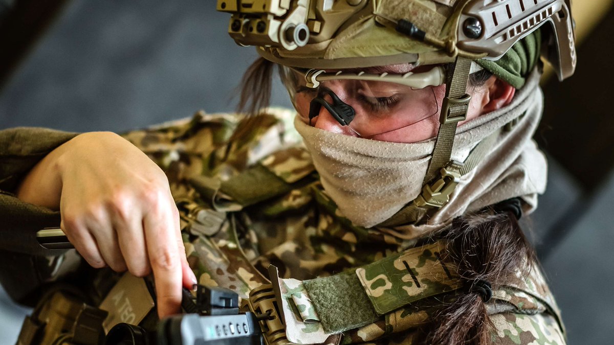 KdoMagazin's tweet photo. Bw Spezialkräfte: Die #Bundeswehr hat (BW Bekleidungsmanagement ) die Firma #Hexonia GmbH aus NRW mit der Herstellung und Lieferung von Kampfbekleidung SpezKr Bw (Einsatzkampfbluse und Einsatzkampfhose) #Spezialkräfte beauftragt u.a. #Multitarn, Drei- und Fünffarben (Quelle: TED) https://t.co/79lXRQVtxf