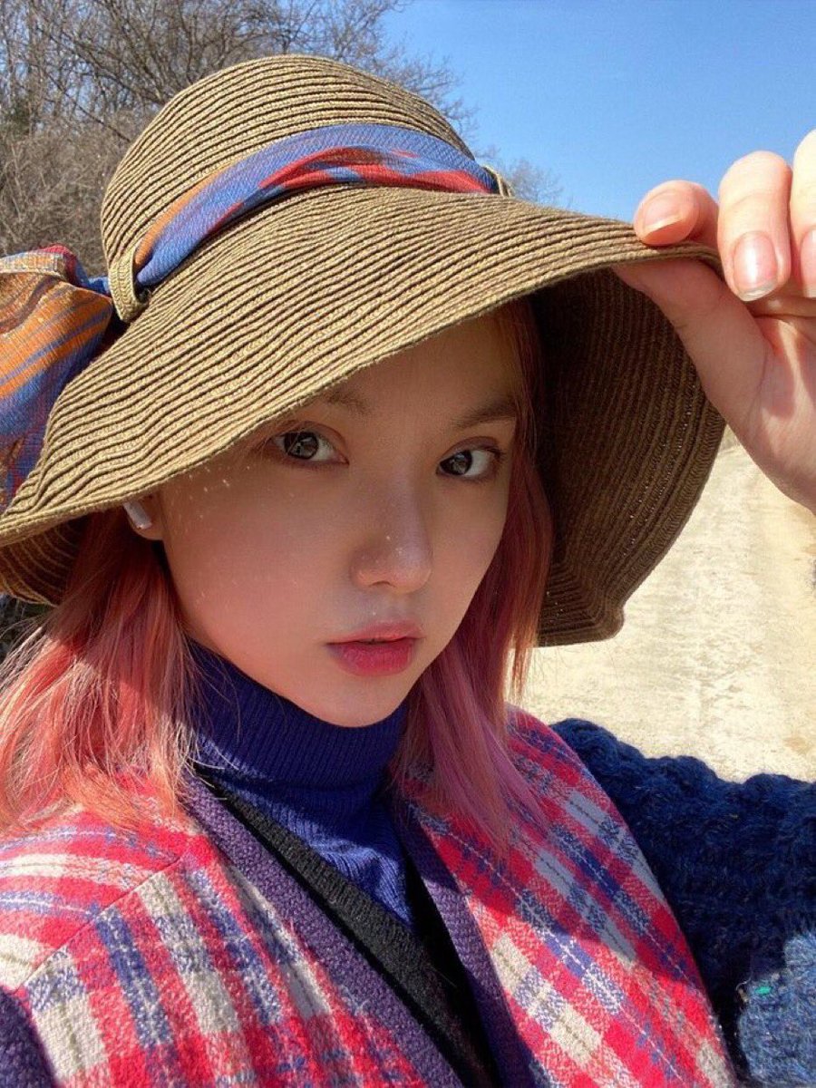 มึง อันนี้ตลกมาก อึนฮาเคยบอกว่าบ้านอยู่บ้านนอก กูก็อ๋อ คงจะอยู่ไกลเมืองหน่อย แล้ววันนึงนางถ่ายกวาง ถูกต้อง กวาง มาลงวีเวิร์สแล้วบอกว่า ชั้นเจอกวางในบ้าน อีเหี้ย บ้านมีกวางมาเดินเล่น555555555555555 ไม่ได้บ้านนอกแล้ว หนู หนูอยู่บนเขาลูก บ้านหนูอยู่ในป่าค่ะ