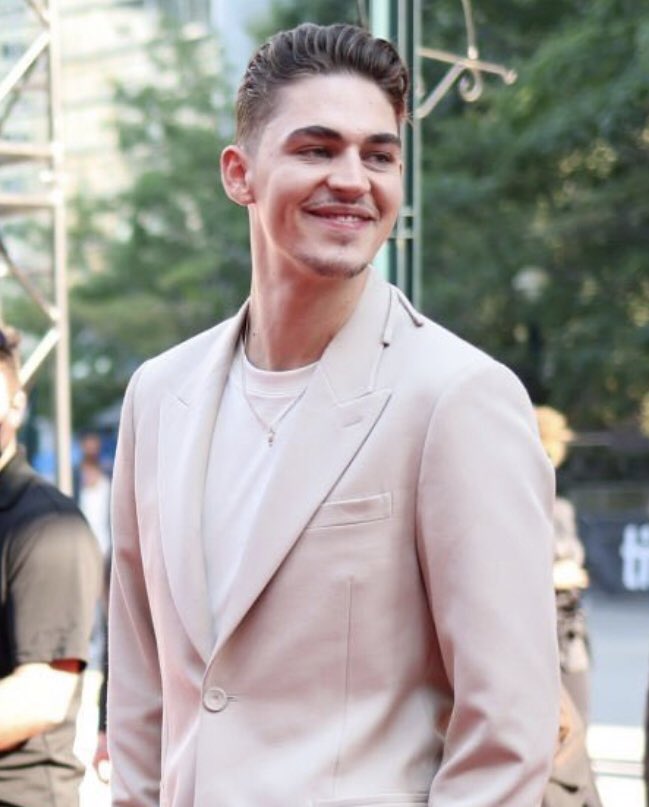 herofthourly's tweet photo. hero fiennes tiffin attending #TheWomanKing premier at #TIFF22 https://t.co/0Jbecpqbhx