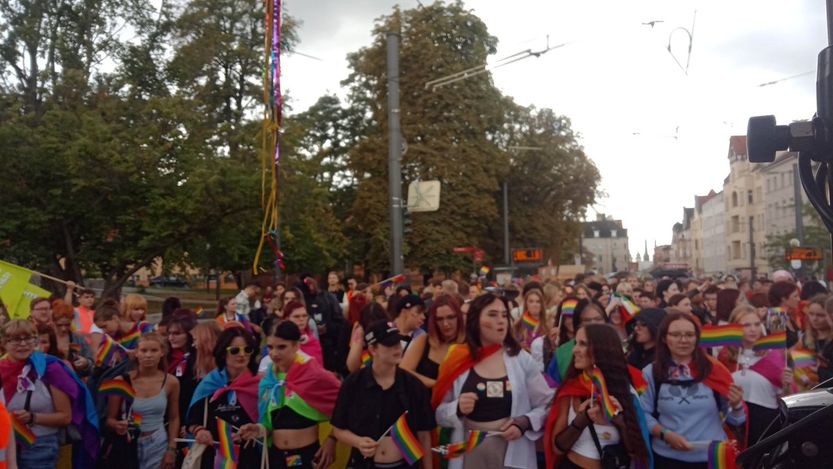 halle_zusammen's tweet photo. Wir freuen uns das die diesjährige Pride unter dem Motto "Queer leben statt Querdenken" steht und zur Solidarität mit progressivem sozialen Protest aufruft. Wir würden uns freuen eure Farben an #hal1509 zu sehen. Trans, cis, inter Hand in Hand! #hal1009 https://t.co/E2AF2zOGqx