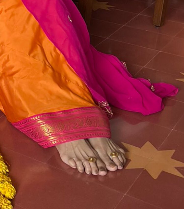 RanaDjango's tweet photo. #MalavikaMohanan has to die for feet. #indianactrees #indiamodel #feet #toering https://t.co/rZKeM73w9e