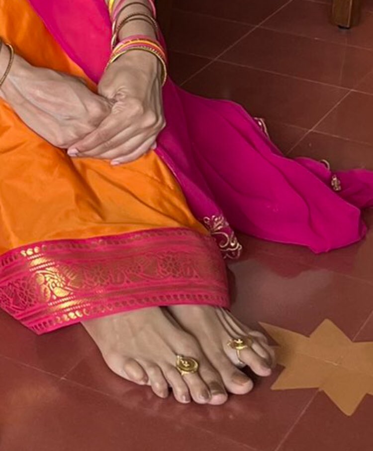 RanaDjango's tweet photo. #MalavikaMohanan has to die for feet. #indianactrees #indiamodel #feet #toering https://t.co/rZKeM73w9e