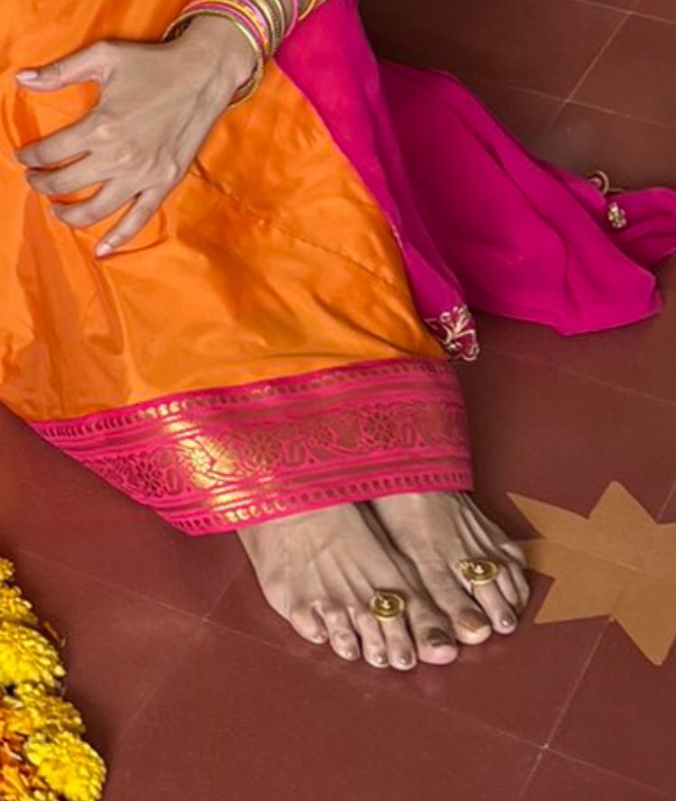 RanaDjango's tweet photo. #MalavikaMohanan has to die for feet. #indianactrees #indiamodel #feet #toering https://t.co/rZKeM73w9e