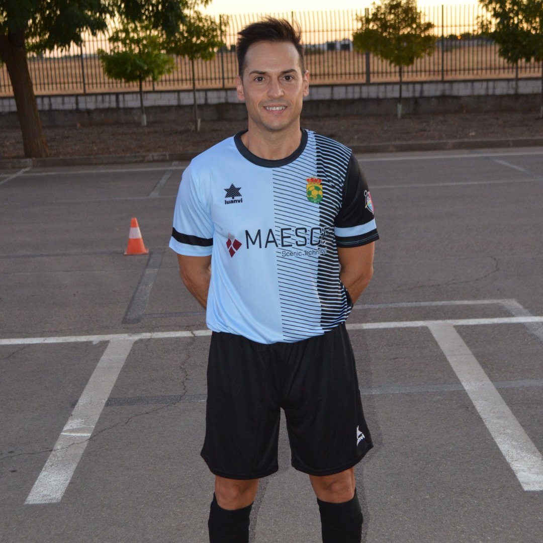 Tomellosofs's tweet photo. SÉNIOR|🔰
Os presentamos nuestra nueva piel para esta temporada.
Hoy la estrenamos en nuestra presentación, nos ponemos de gala.
¿Os gustan? Pronto os diremos como os podéis hacer con ellas!
@Luanvi
#Mesce
#AceitesLaGuijarrera
#VulcoTomelloso
#TomellosoFS https://t.co/J9S4BYgmgJ