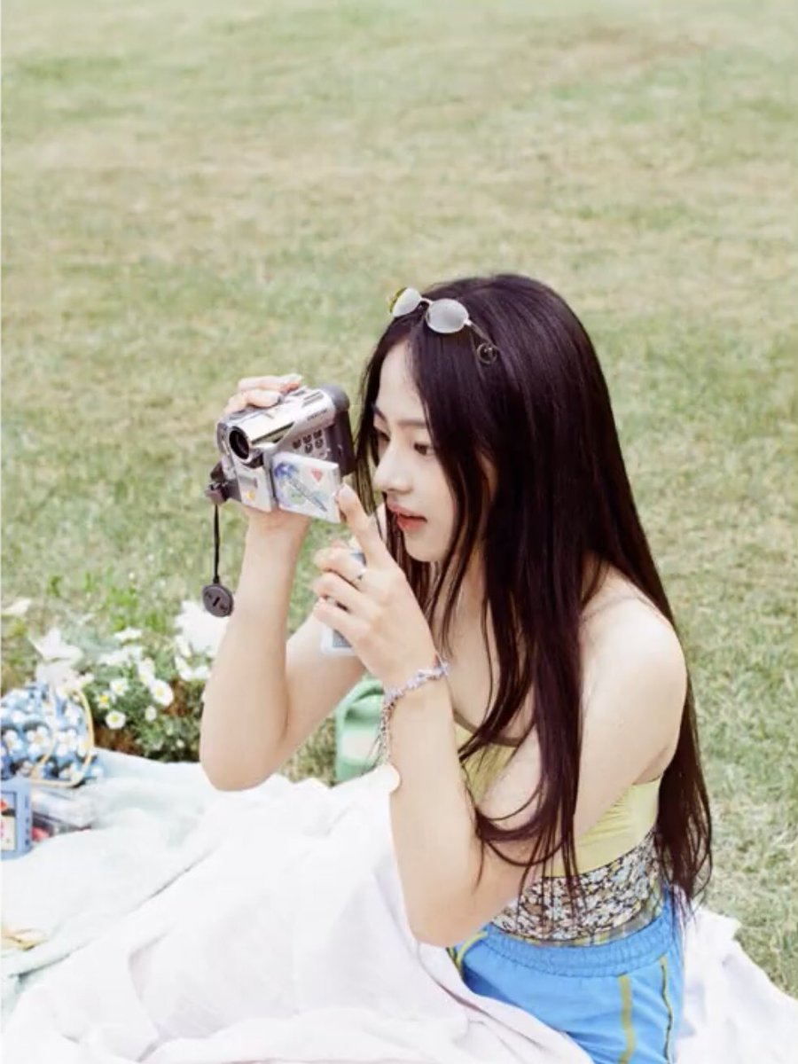 minjigallery's tweet photo. minji is such a girlfriend material https://t.co/S4akeVbBL2