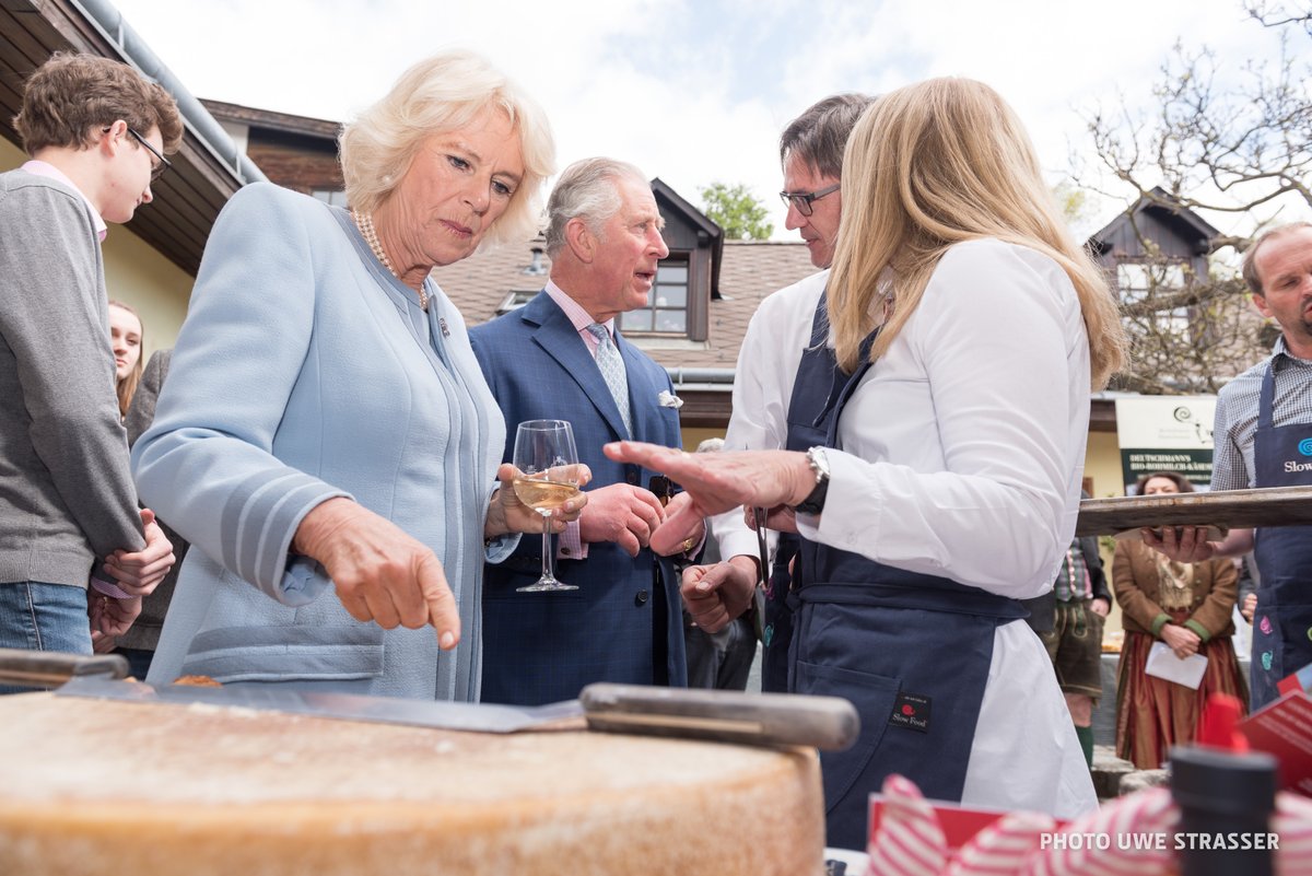 kaesekommissar's tweet photo. König Charles III. und seine Königin Camilla beim Verkosten von Bregenzerwälder Bergkäse. 
Nach der Verkostung ist König Charles der III. (damals noch Prinz) zu mir gekommen und wollte  ein  Stück Bergkäse erwerben.
"I can pay" sagte er - das musste er schlußendlich nicht. 🙂 https://t.co/wu00FZB5IK