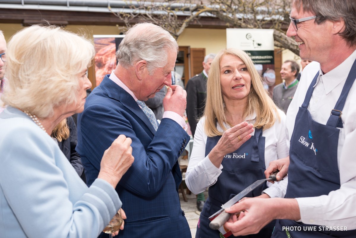 kaesekommissar's tweet photo. König Charles III. und seine Königin Camilla beim Verkosten von Bregenzerwälder Bergkäse. 
Nach der Verkostung ist König Charles der III. (damals noch Prinz) zu mir gekommen und wollte  ein  Stück Bergkäse erwerben.
"I can pay" sagte er - das musste er schlußendlich nicht. 🙂 https://t.co/wu00FZB5IK