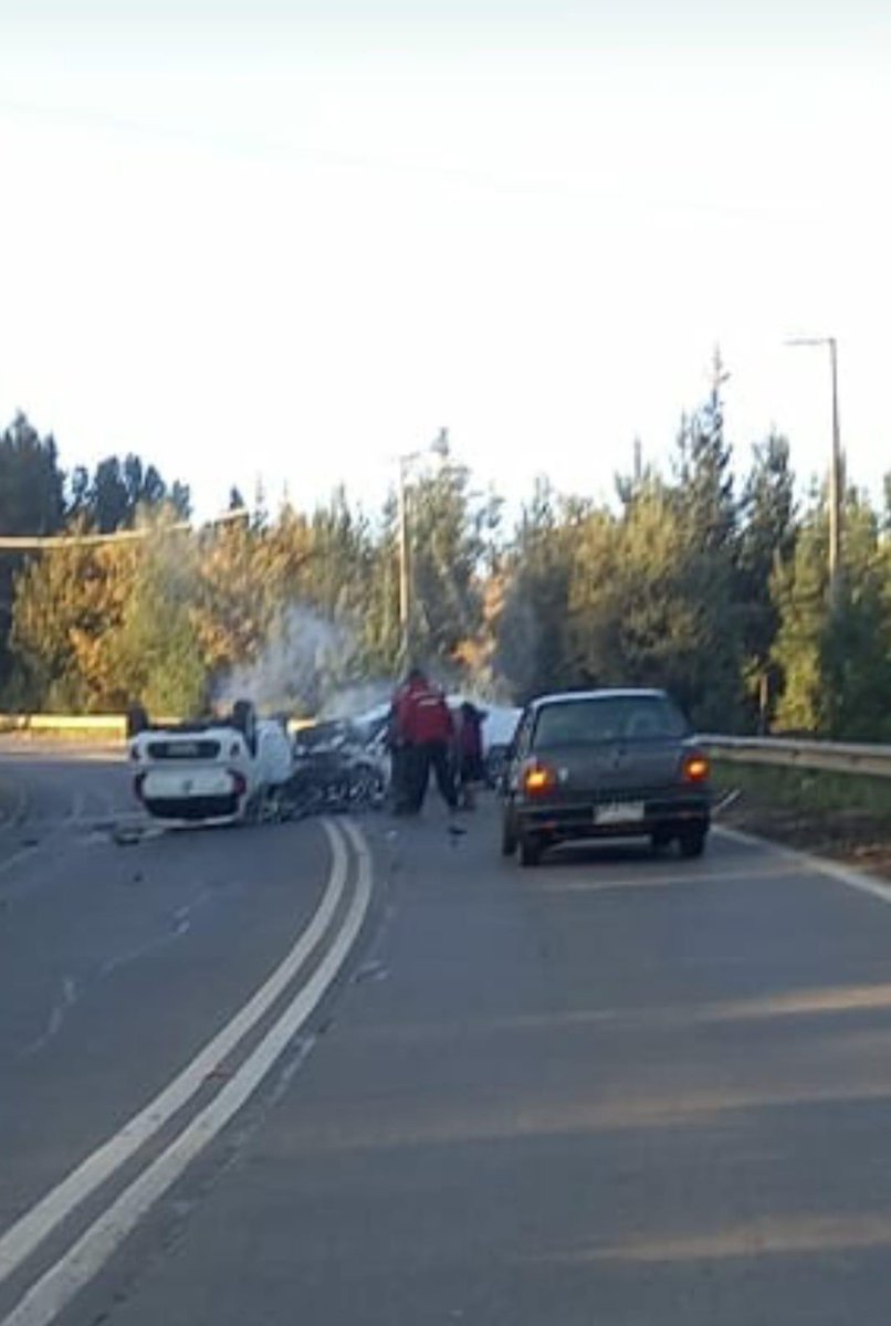 TVCONTIVISION's tweet photo. #CVahora… colisión a alta energía entre 2 vehículos menores, con posterior volcamiento de uno de ellos en ruta #Constitución #SanJavier, altura km 13 (curva Tilleria). Preliminarmente se informa de 4 personas lesionadas, 2 personas fallecidas en el lugar. https://t.co/Th5VkPwgXK