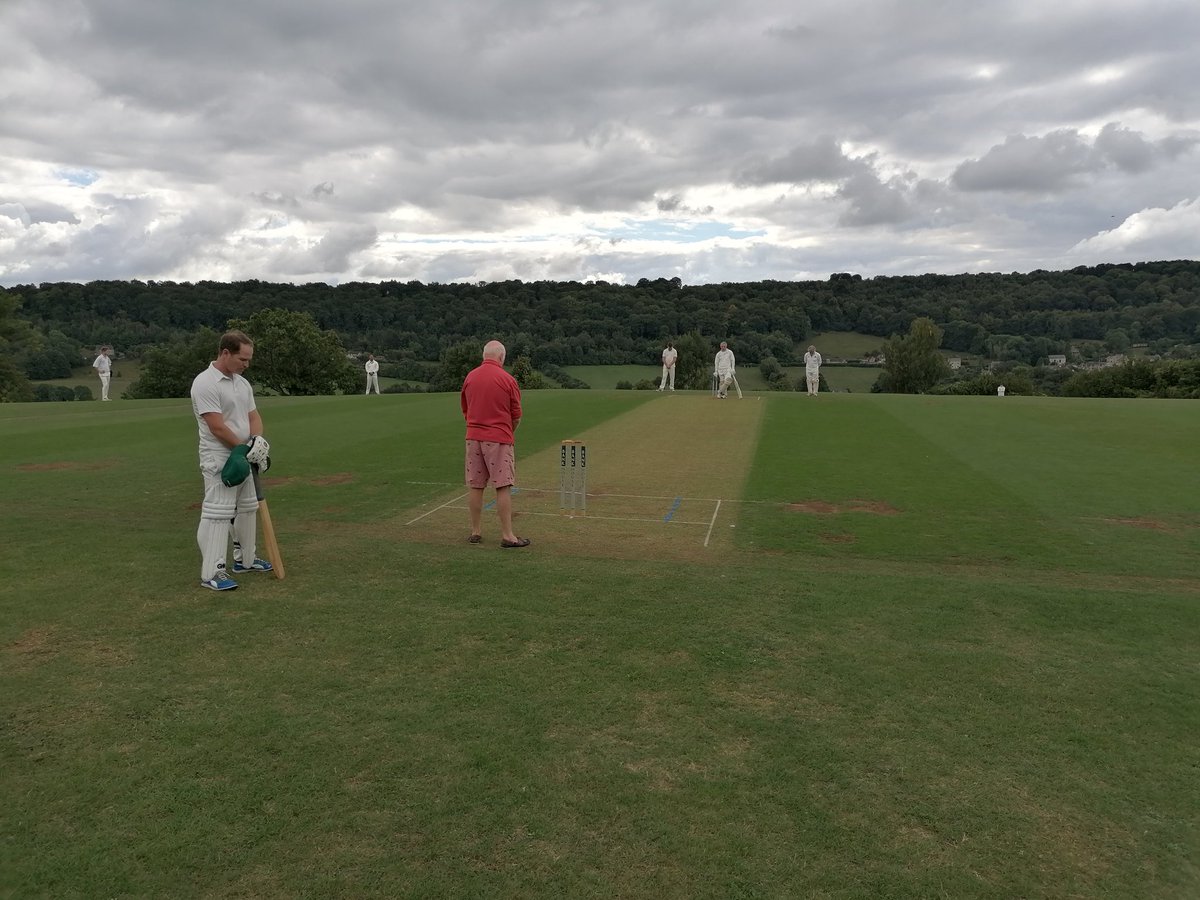 Players and officials paying their respects to HM the Queen before our game against @harbertoncrick2