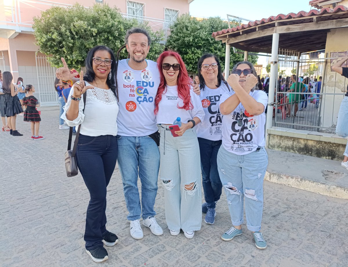 alexandrexando_'s tweet photo. Depois fomos com os professores da #APLB acompanhar um lindo desfile dos estudantes da cidade.
Bora com o raaaasta! ✊🏽🤳🏼 https://t.co/A1MhMO6oyr