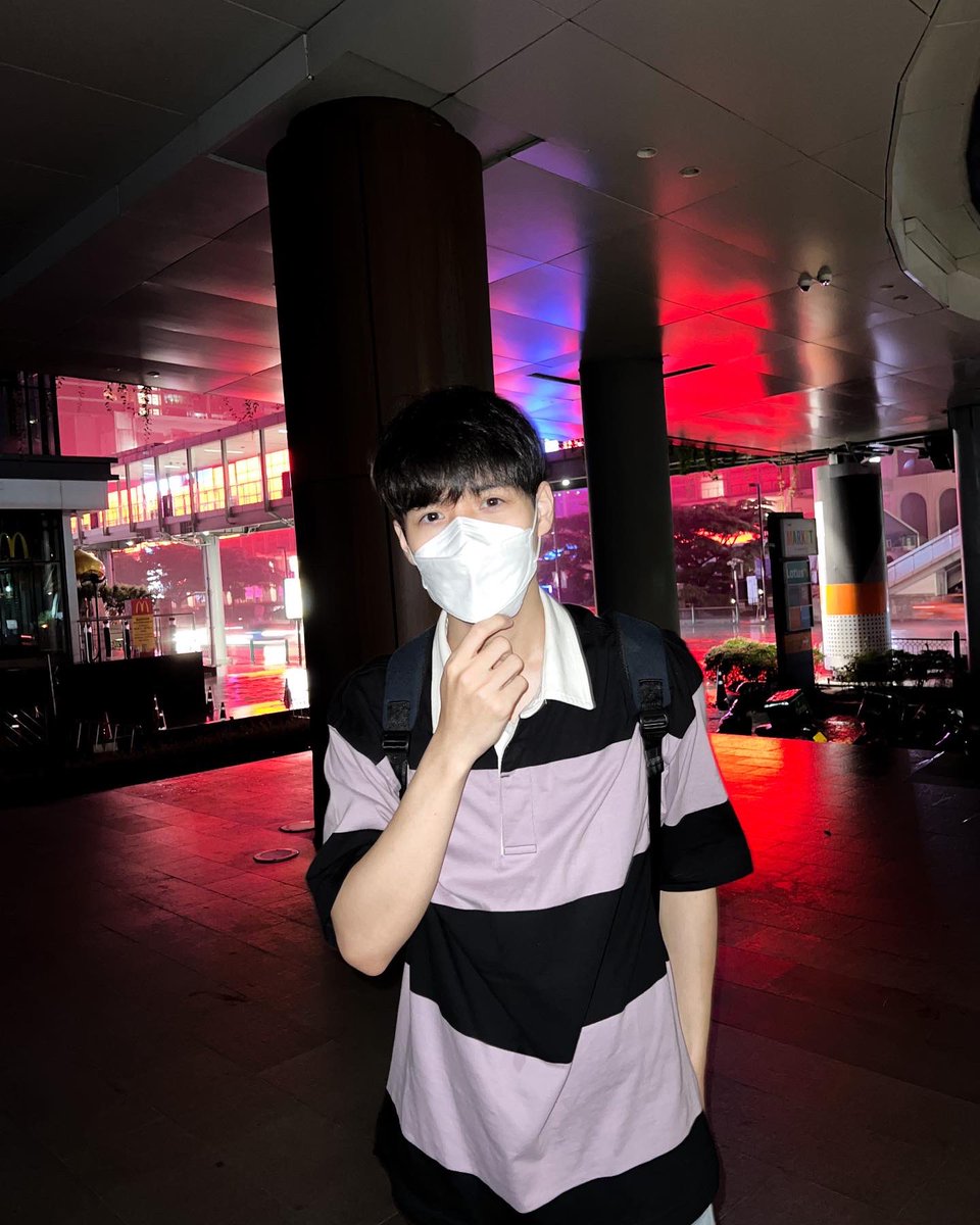 poon_mit12's tweet photo. ติดฝนกลับบ้านไม่ได้🌧😿 https://t.co/v9XbRCFXem