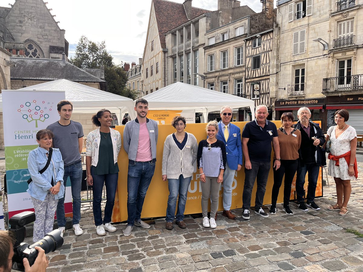 CHLaborit's tweet photo. Journée mondiale de prévention du #suicide team @3114_appel 💛 #Laborit @poitiersfr 
Venez découvrir l’œuvre originale de l’artiste Piko Paseos sur la place Notre-Dame toute la journée et rencontrer l’équipe #3114, le Dr Chavagnat et les bénévoles de l’Association @2001Argos_86 https://t.co/WByj5pA1AA