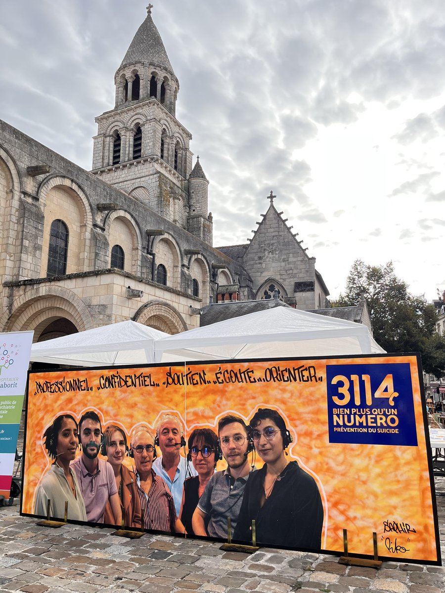 CHLaborit's tweet photo. Journée mondiale de prévention du #suicide team @3114_appel 💛 #Laborit @poitiersfr 
Venez découvrir l’œuvre originale de l’artiste Piko Paseos sur la place Notre-Dame toute la journée et rencontrer l’équipe #3114, le Dr Chavagnat et les bénévoles de l’Association @2001Argos_86 https://t.co/WByj5pA1AA