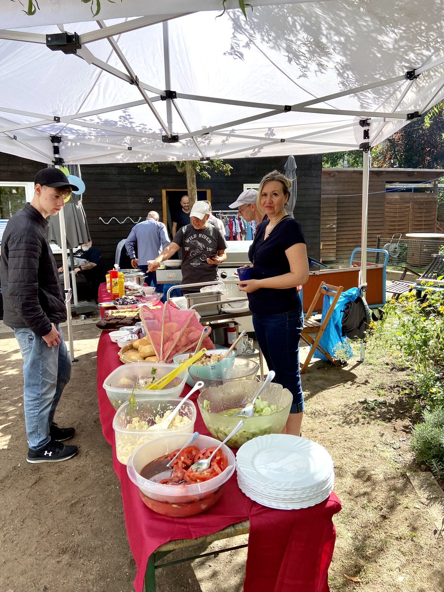 HendrikjeKlein's tweet photo. Im Rahmen der @freiwilligentag e #Berlin organisierte der Treffpunkt Heinrichstraße im #Weitlingkiez ein gemütliches Essen für Obachlose und Wohnungslose. Danke an alle Helfer:innen! Mit dabei @ElkeBreitenbach @AnikaHaussner  @OskarFreiwilli1 Danke an alle Spender @LINKE_LBerg https://t.co/raOBJA5CXL