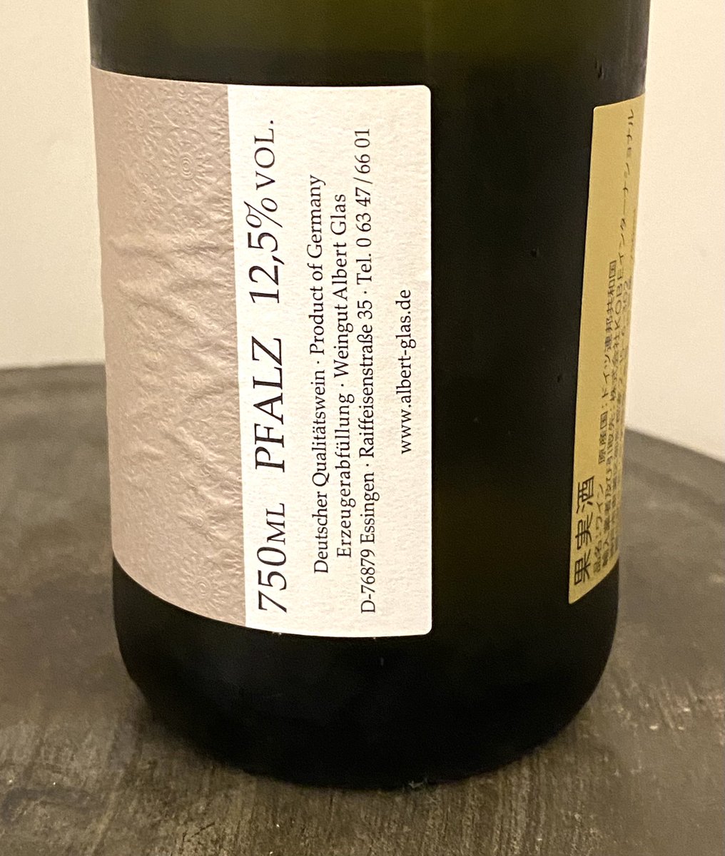 dakahi22's tweet photo. ALBERT GLAS  RIESLING 2019

白い花とレモン、桃の甘い香りも。
しっかりと酸はあるが優しい雰囲気。
果実風味が豊かに感じられ、とてもバランスが良い。
誰が飲んでも素直に美味しいと感じられそうなワイン。

スモークサーモンのサラダと肉巻きアスパラ、どちらにも良く合って、幸せな時間でした😊 https://t.co/hHvrg4frJk