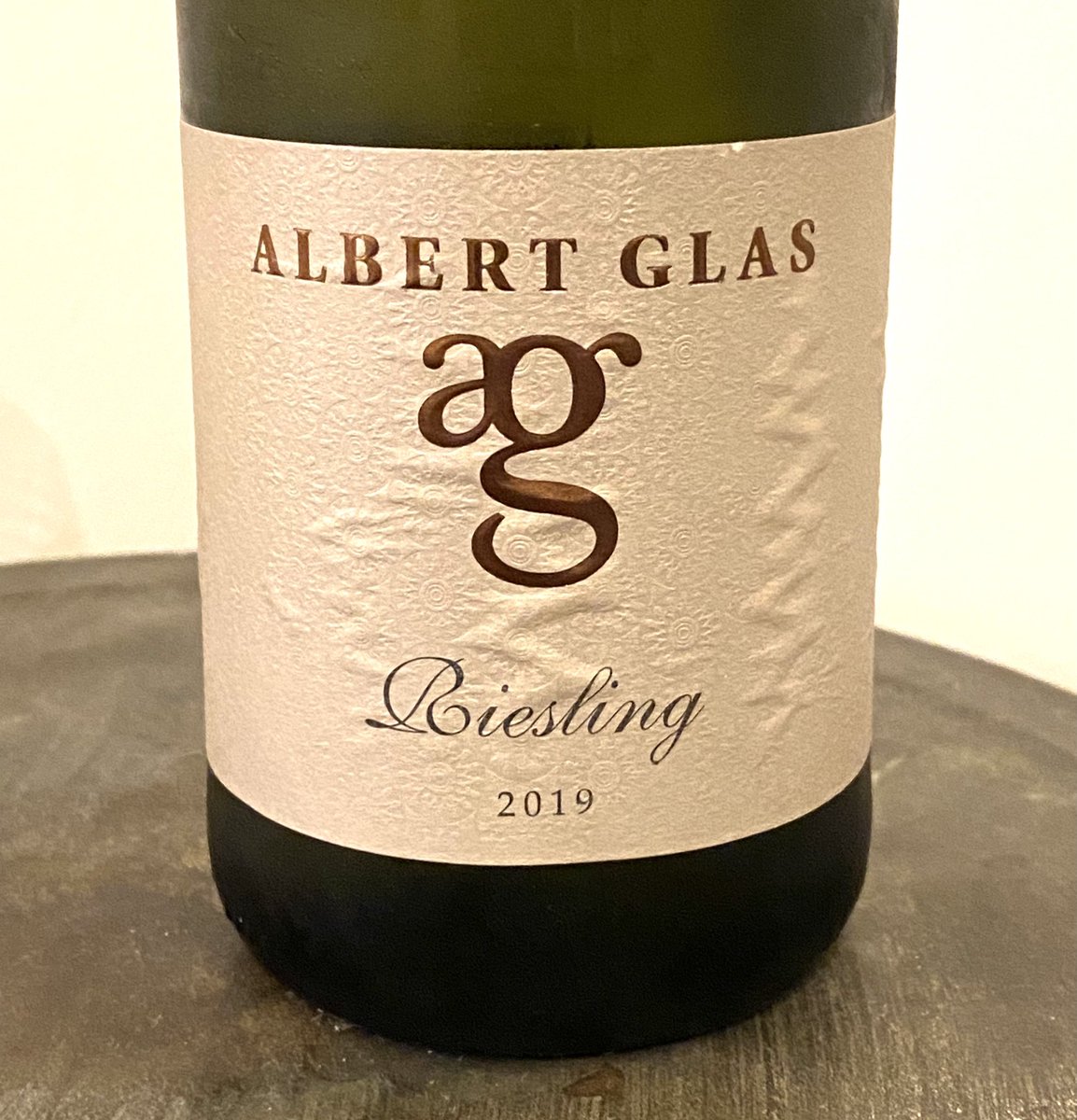 dakahi22's tweet photo. ALBERT GLAS  RIESLING 2019

白い花とレモン、桃の甘い香りも。
しっかりと酸はあるが優しい雰囲気。
果実風味が豊かに感じられ、とてもバランスが良い。
誰が飲んでも素直に美味しいと感じられそうなワイン。

スモークサーモンのサラダと肉巻きアスパラ、どちらにも良く合って、幸せな時間でした😊 https://t.co/hHvrg4frJk