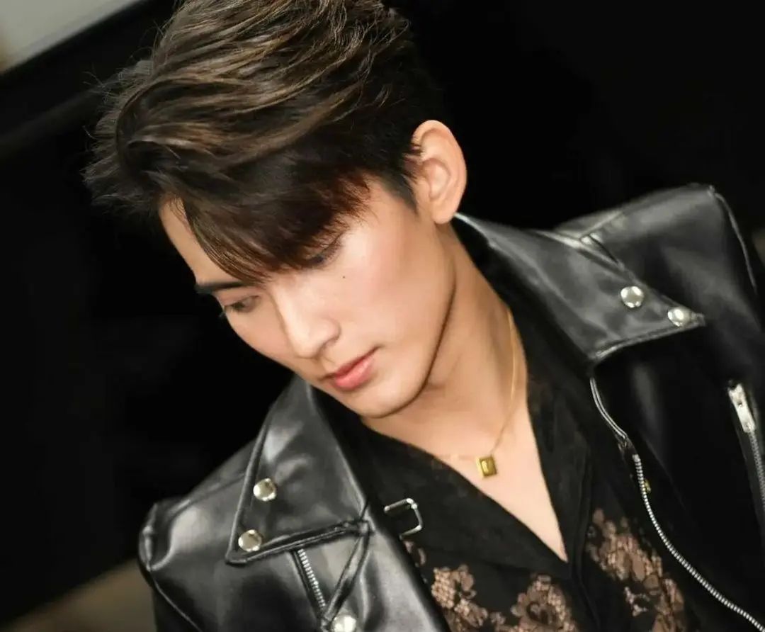 JaFirstBrasil's tweet photo. 📸| 10.09 – Mais é muito lindo! Atualização do @.pitnapatofficials com o First com o look do evento da Praew Charity.
#First_Chalongrat #FirstLoveIsU #รักแรกของเฟริสท์ #JaFirstxPraewCharity https://t.co/a7QGOZ97Du
