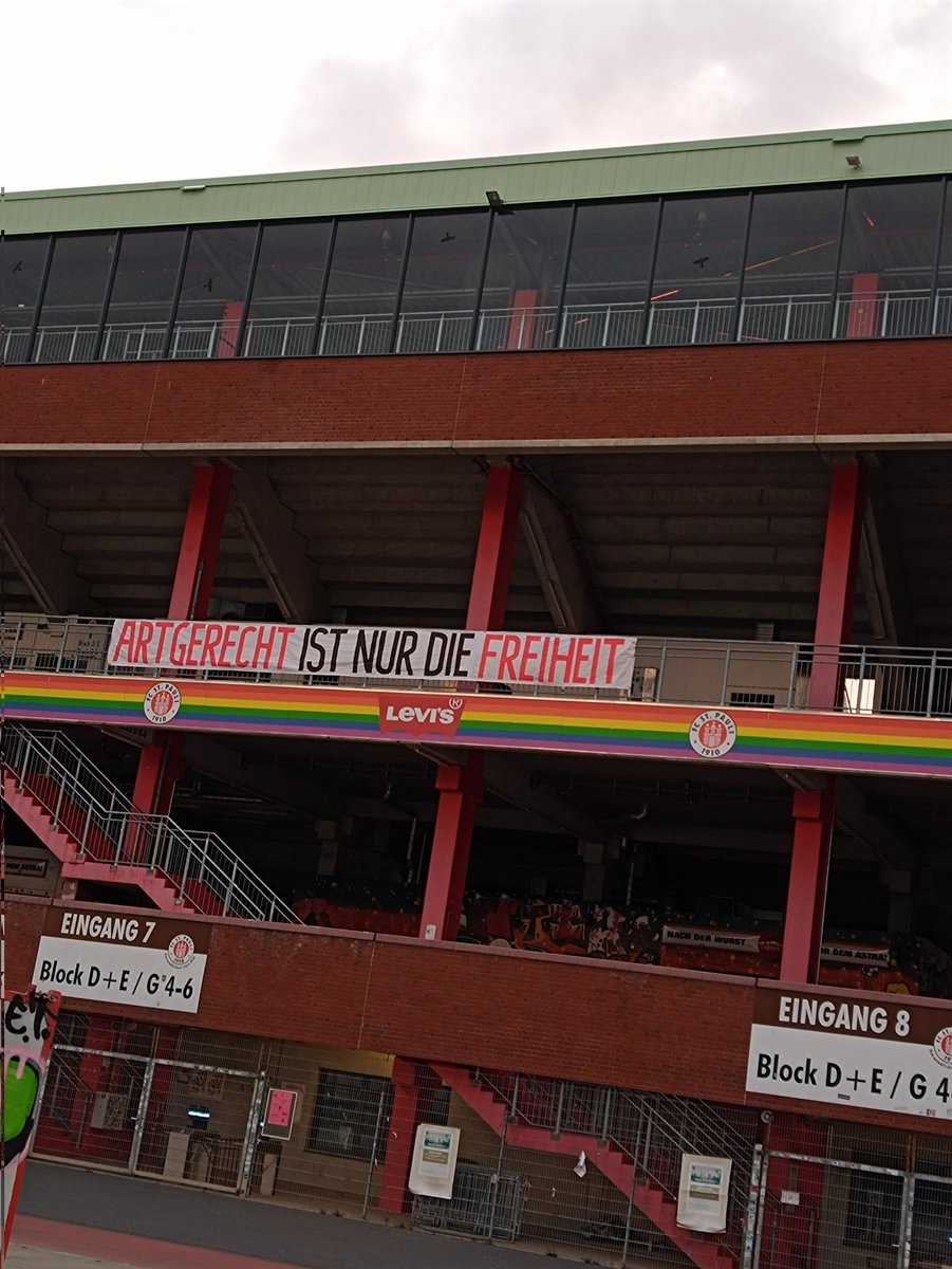 #Stpauli bleibt stabil. Danke 🤎🤍❤️ Tiere im Zirkus gehören verboten. Das ist quälerei. #Zirkuskrone #fcsp