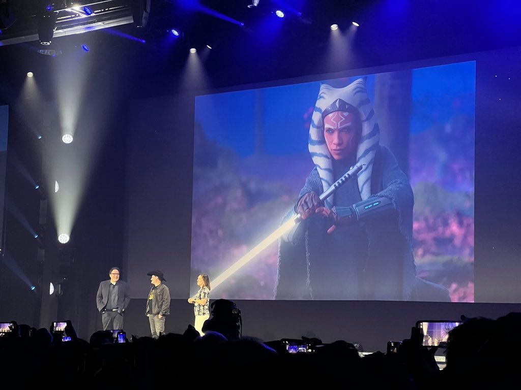 SombradeImperio's tweet image. ¡Primeras imágenes de la serie de Ahsoka presentadas por Filoni y Favreau! 😱😱😱🔥 Ahsoka y Sabine frente al mural de Lothal de Rebels previo a su búsqueda por Ezra!!!! ❤️
#Ahsoka #StarWars #D23 #D23Expo2022 #D23Expo