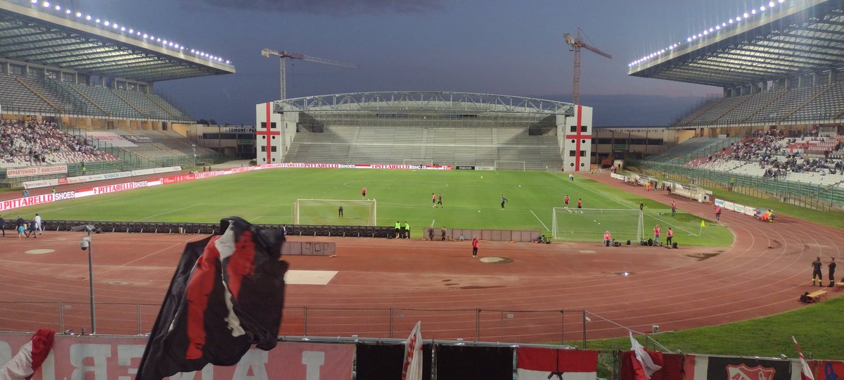 LineaLane's tweet image. La in fondo potrebbe esserci qualsiasi cosa. Non lo scopriremo mai.