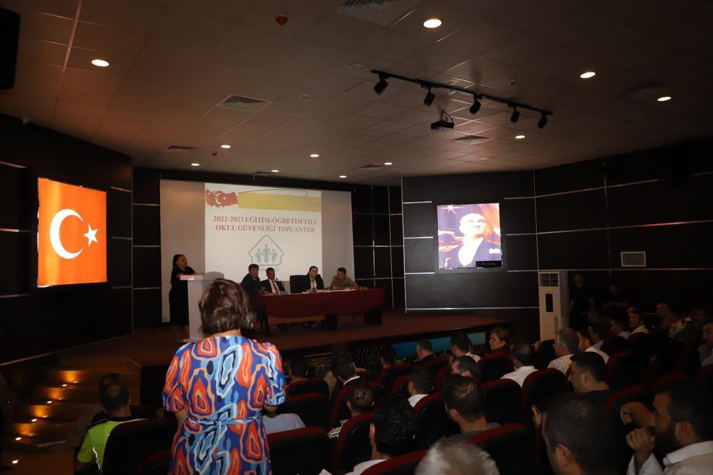 Geleceğimiz sevgili çocuklarımız okul heyecanını yaşarken biz de onların huzur ve güvenliği için gereken tedbirleri istişare etmek üzere 2022-2023 Eğitim Öğretim Yılı Okul Güvenliği Toplantımızı yaptık. Yeni eğitim öğretim yılımız başarıyla dolacak 🇹🇷 <a href="/CizreMem/">Cizre İlçe Millî Eğitim Müdürlüğü</a> 🇹🇷