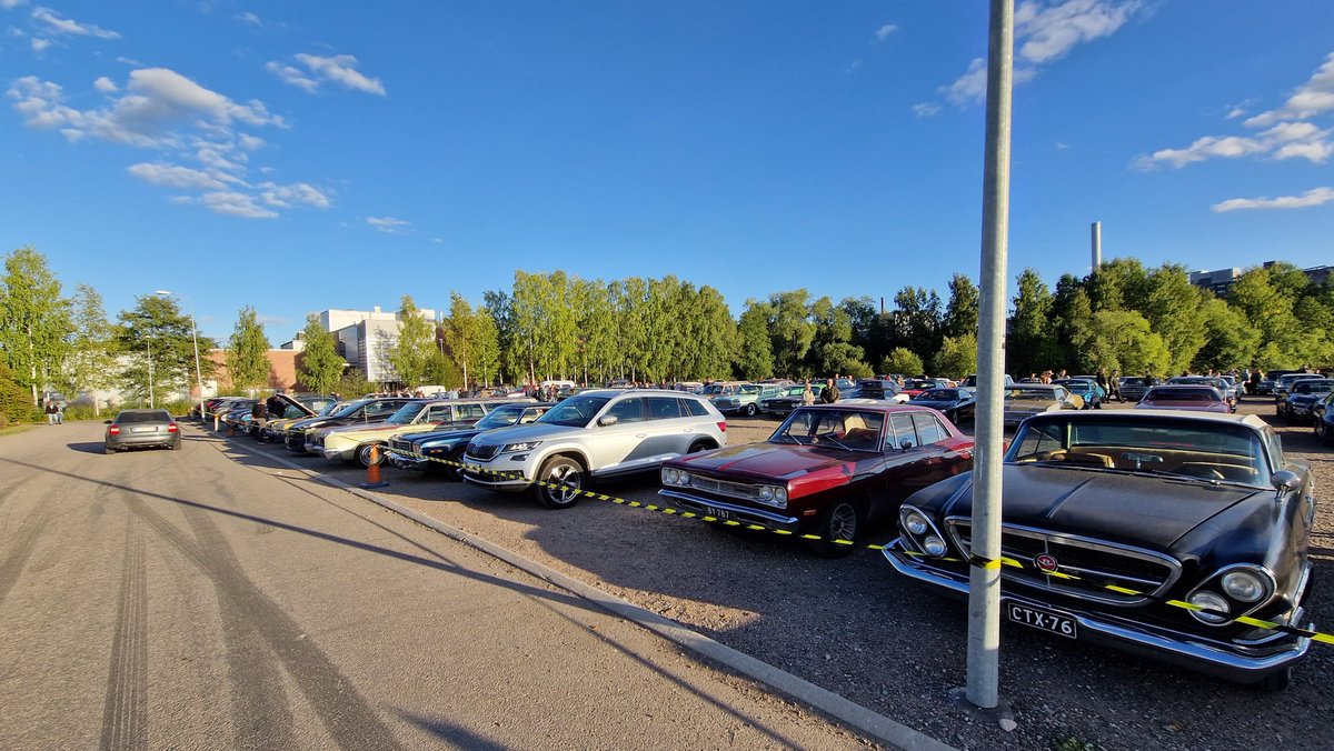 M_Pirttijoki's tweet photo. Niinkin voi käydä, että kun laitat Skodan parkkiin ja menet kaikessa rauhassa syömään, palatessasi huomaat olevasi keskellä amerikanrautojen cruising -tapahtumaa. Mikä ei kuulu joukkoon? 🤣 #Lahti #Lahticruising #autot #vanhatautot #acecorner https://t.co/IlV94tLFQl