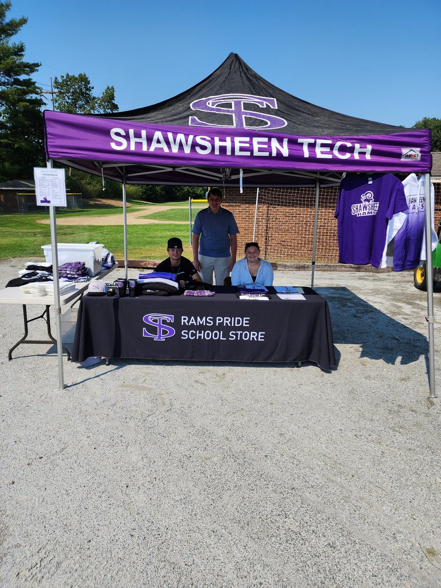 shawtech_store's tweet photo. Pop-up shop is open now! Beautiful day for some football and shopping. Let's go Rams!! https://t.co/tFtxQttd21