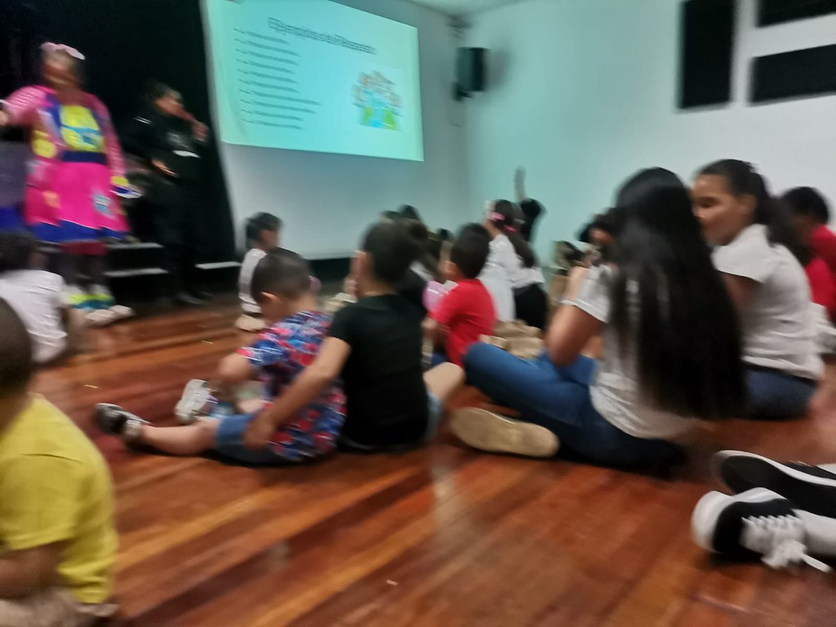eparra_e's tweet photo. Oficiales de la delegación de Alajuelita de @fuerzapublicaCR en conjunto con la comunidad de Calle  el Alto realizan la celebración al día del niño donde participan más de 30 niños
#honordeservir https://t.co/SjbJwwljIq