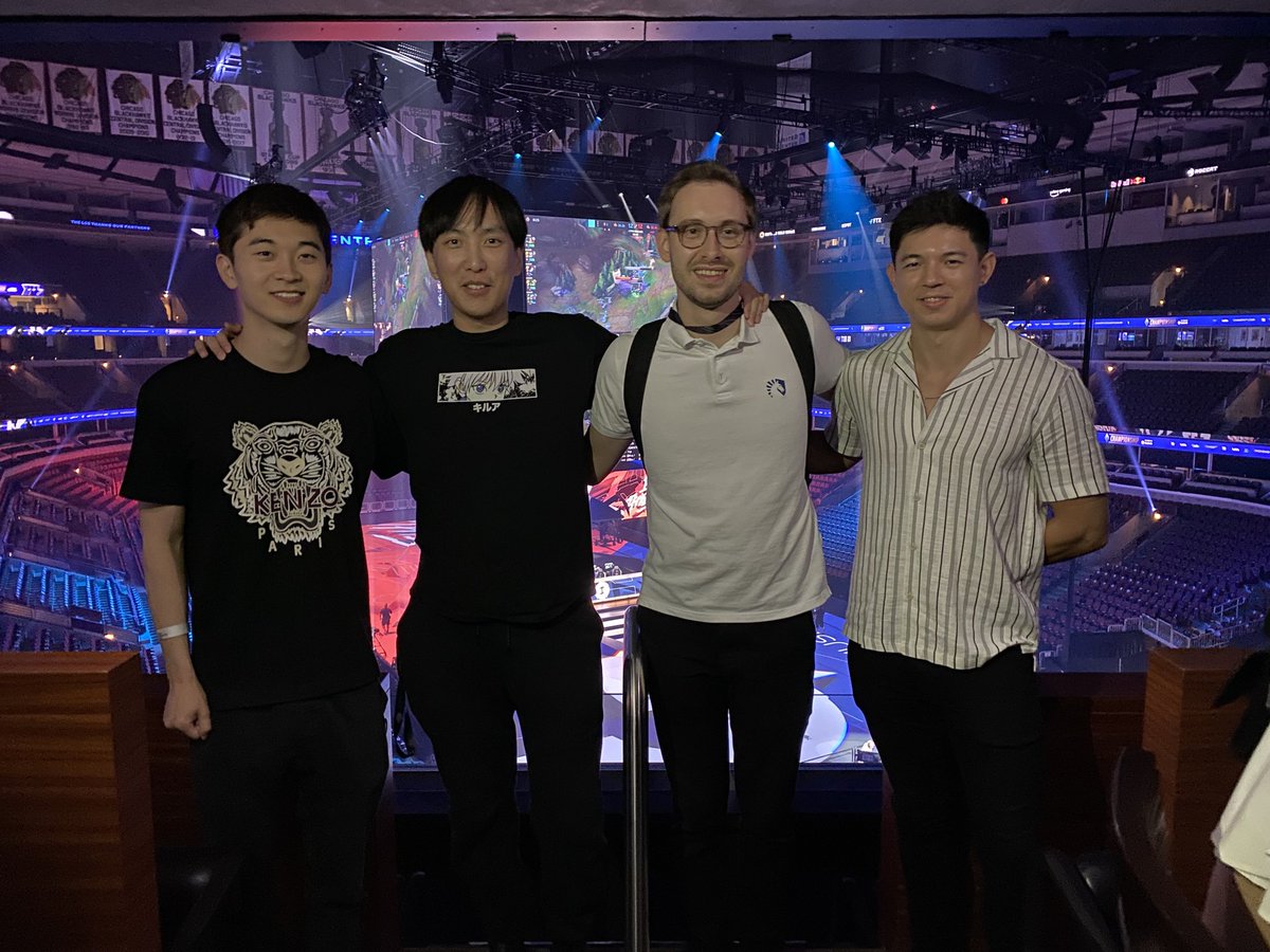 Doublelift1's tweet photo. reunion at Chicago finals https://t.co/Ba2nTZ8F9O