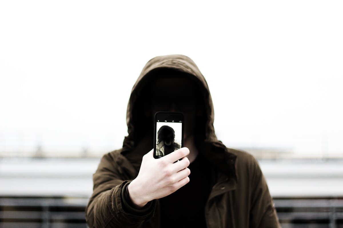 mossos's tweet photo. Si els teus fills passen moltes hores navegant per Internet, assegura't bé quin contingut miren i quin ús en fan.  Acceptar sol·licituds d’amistat de desconeguts és un risc #InternetSegura https://t.co/U1SIAzpQq2