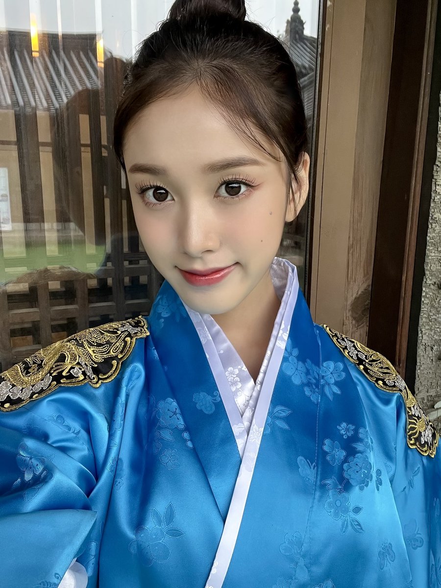 Yeeunaire's tweet photo. I’m sincerely wishing you the best of celebrations on this year’s Chuseok. I hope you spent a wonderful day with your family and friends! 즐거운 한가위 보내세요. https://t.co/LHqtOQxbtN