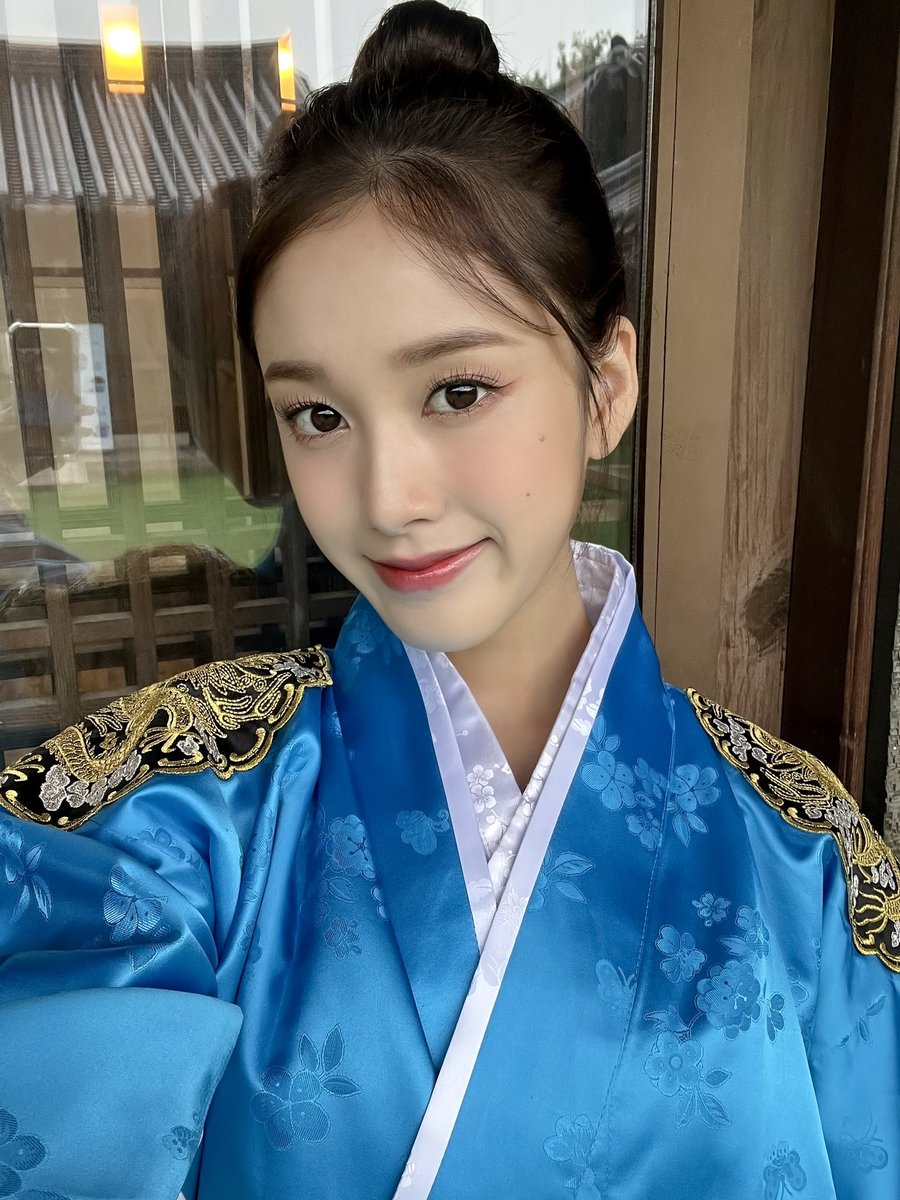 Yeeunaire's tweet photo. I’m sincerely wishing you the best of celebrations on this year’s Chuseok. I hope you spent a wonderful day with your family and friends! 즐거운 한가위 보내세요. https://t.co/LHqtOQxbtN