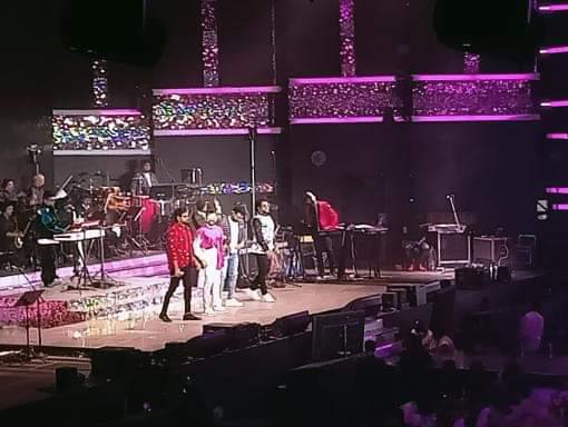 Samsivangivish1's tweet photo. Red😍
Dhosthu pada dhosthu performance😍🔥
#SamVishal
#U1LiveInChennai #YuvanConcert #YuvanShankarRaja 
@samvishal280999 https://t.co/JxEX29Mmu2