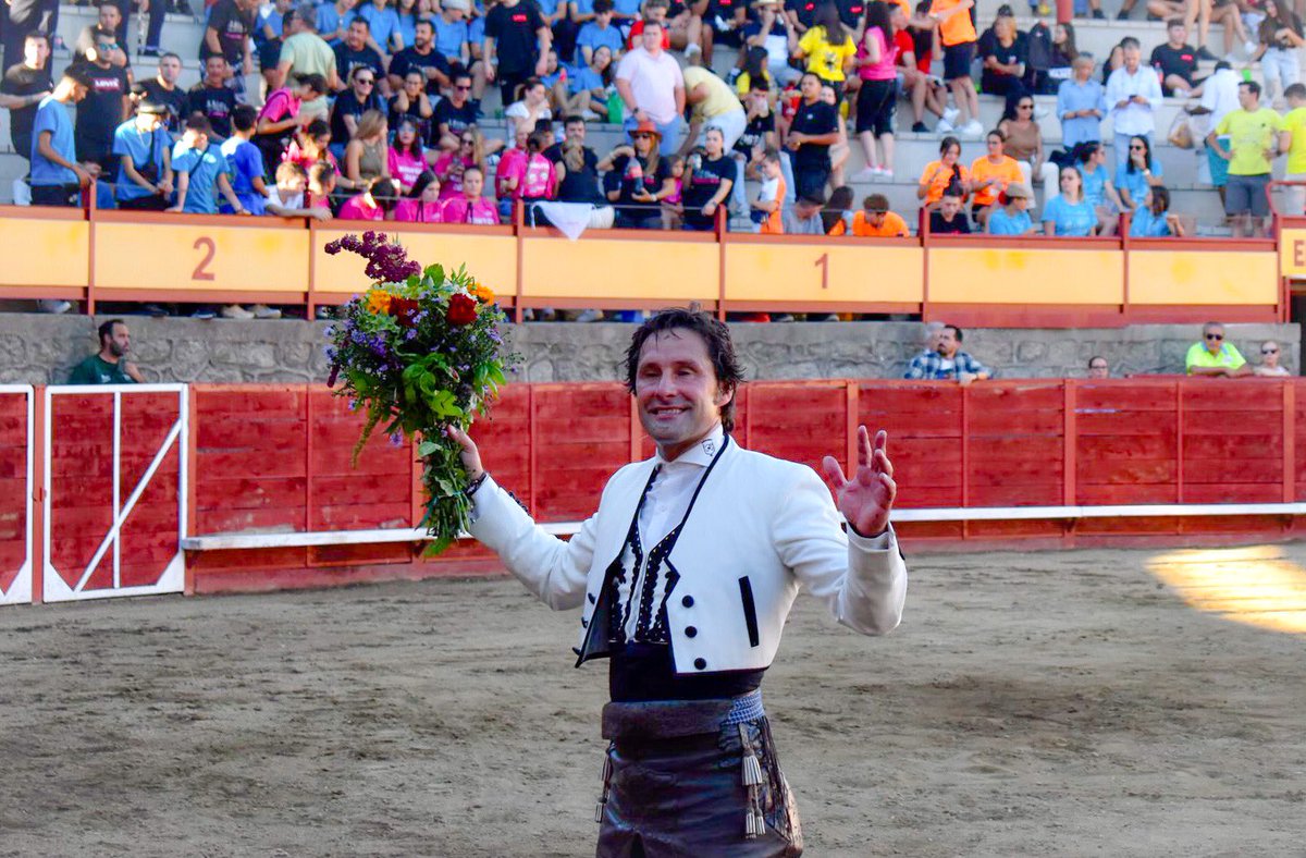 AndresRomeroWeb's tweet photo. 🔴 NAVALUENGA || Oreja para @Romero1Andres de su buen primer #toro de Ribeiro Telles, que pudieron ser dos de no haber pinchado. Faena muy templada que inicia con #Copito para luego en banderillas exponer en las cercanías con #Meridio y #Guajiro
#siempreRomero https://t.co/U9SR6kACZ9