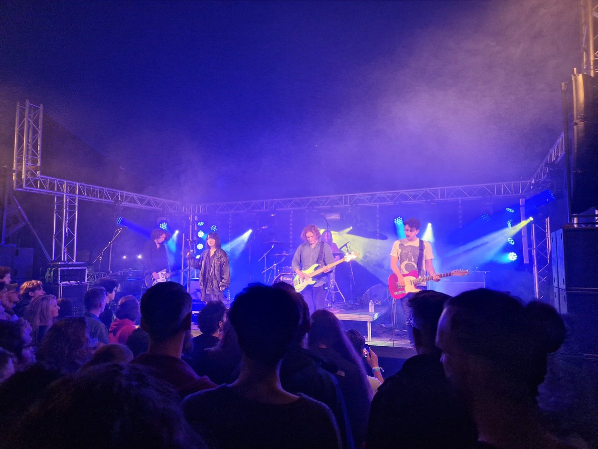 ArjandeVet's tweet image. Na Moss is Just Mustard waarschijnlijk de band uit de line-up die ik het vaakste zag, eerste keer tijdens DDW Music 2019 in het Stroomhuis. Ze spelen hier overigens wel op standje MBV. #mf22 #MistyFields