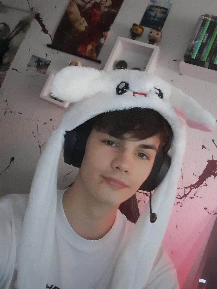 Dark_Cosmic666's tweet photo. Me beim Zocken 😁👀 https://t.co/IJ6YcEzaPU