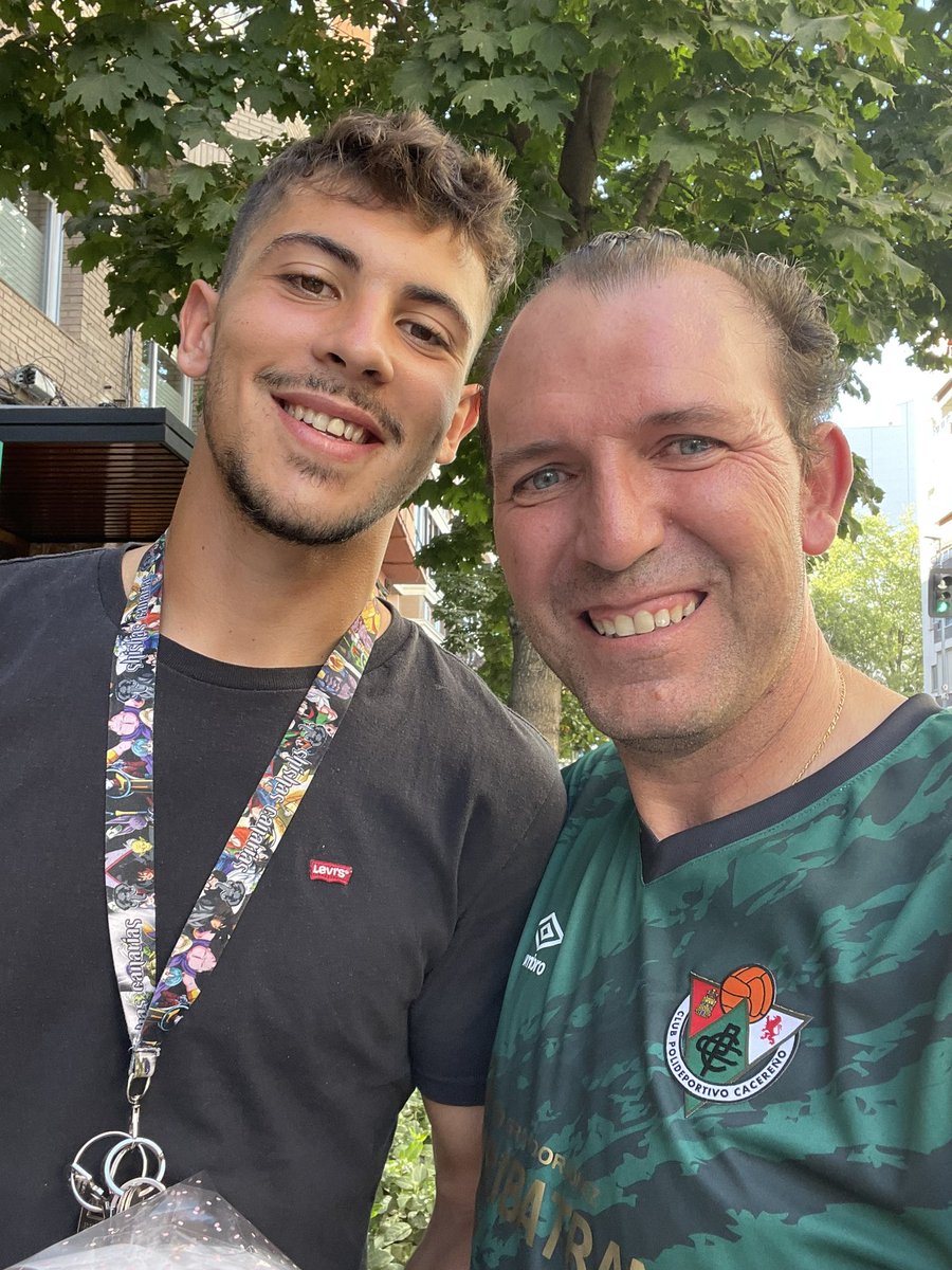 Hoy es el cumpleaños de uno de nuestros jugadores de la primera plantilla ALFONSO LICERAS portero,
Aunque tu familia esté lejos de aquí , estando con nosotros, EL CACEREÑO ES TU FAMILIA  Felicidades máquina que cumplas muchos más un abrazo VAAAMOSSSS CPC