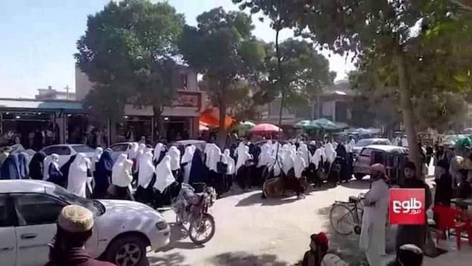 sk7057940's tweet photo. د پکتیا نجونې دوکاندارانو ته:
دوکانونو ته مو ننوځئ، تاسې زموږ حق نه شئ غوښتلای سیل مو هم مه کوئ…
#SupportPaktiya
@ShafiqaKhplwak @HabibKhanT
@babaksardar @Sadafoaf @Izhar_Azad @humayunkhan392 https://t.co/0I4LIq7OyF