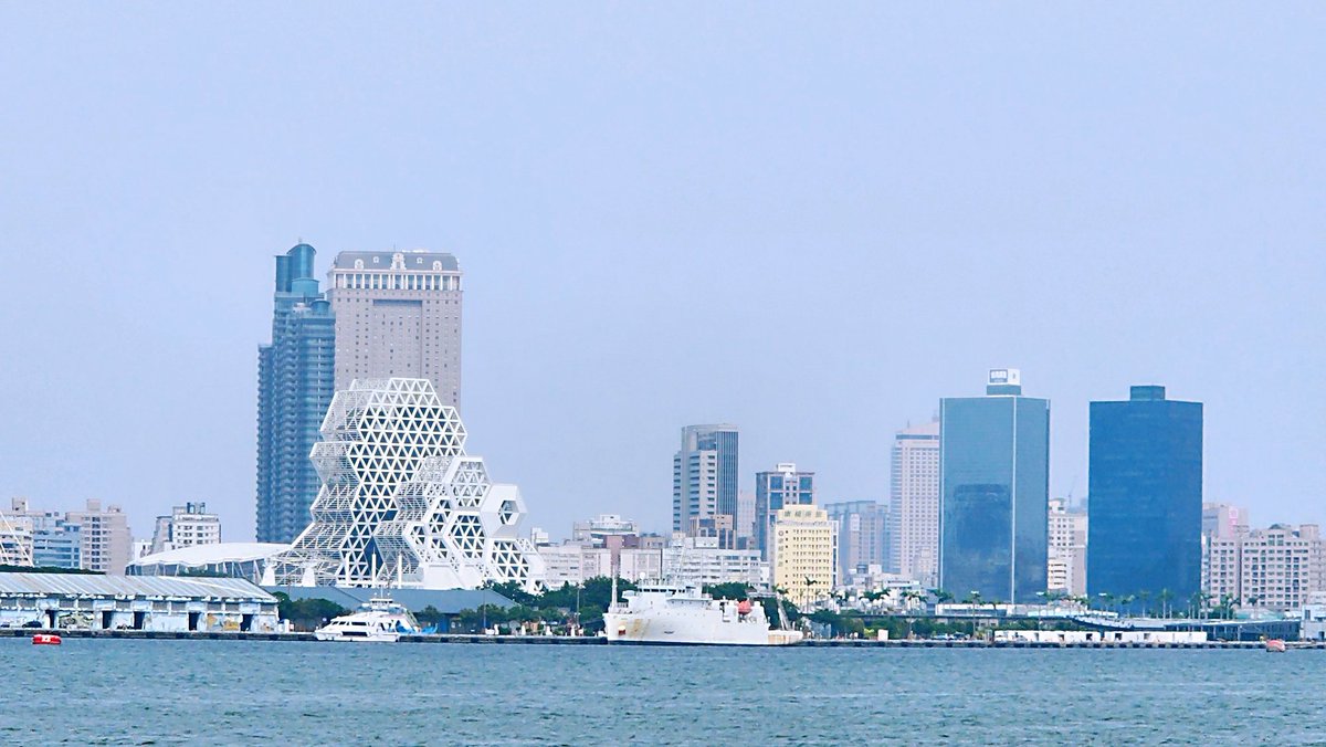 TyrosNote's tweet image. 將近16以上了～高雄變化驚奇，每逛一條路一條街
彷彿已找不到少年時的記憶，還讓我迷路
這三天兩夜的高雄，很棒很讚驚奇好玩