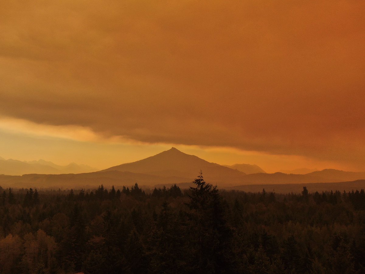 LeuBryan's tweet photo. 10:00 AM 9/10/2022 looking east at @Mount_Pilchuck from #lakestevens 

@PugetSoundWX 

#wildfire 
#pugetsound https://t.co/YMy4voqd0p