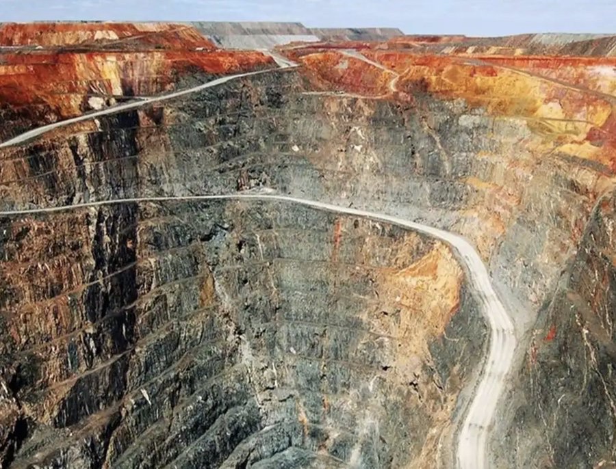 BitcoinMagazine's tweet photo. gold mining vs #bitcoin mining https://t.co/n8LVJqNdhw