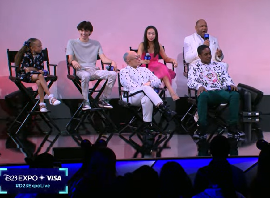 VidaoPantalla's tweet photo. El cast de #RavensHome #RavenHome estรก en el directo hablando de la nueva temporada de la serie, recordamos que es la serie mรกs larga de #DisneyChannel, con 5 temporadas y una sexta en camino #D23 #D23Expo #D23Expo2022 #D23ExpoLive https://t.co/4RSM0LKweu