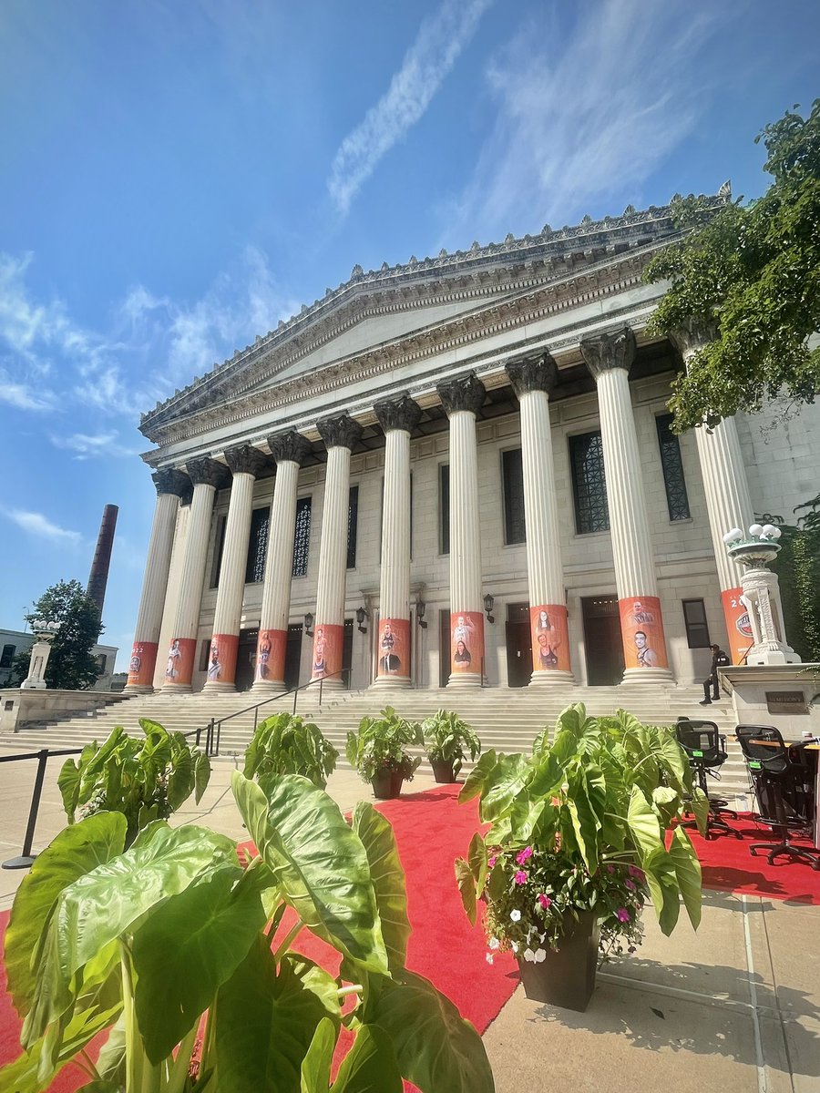 Hoophall's tweet photo. Almost that time. 🏀🏆 #22HoopClass 

📍 Springfield Symphony Hall
📺 @NBATV
⏰ 7:00 PM/ET https://t.co/nSuQpGCEII