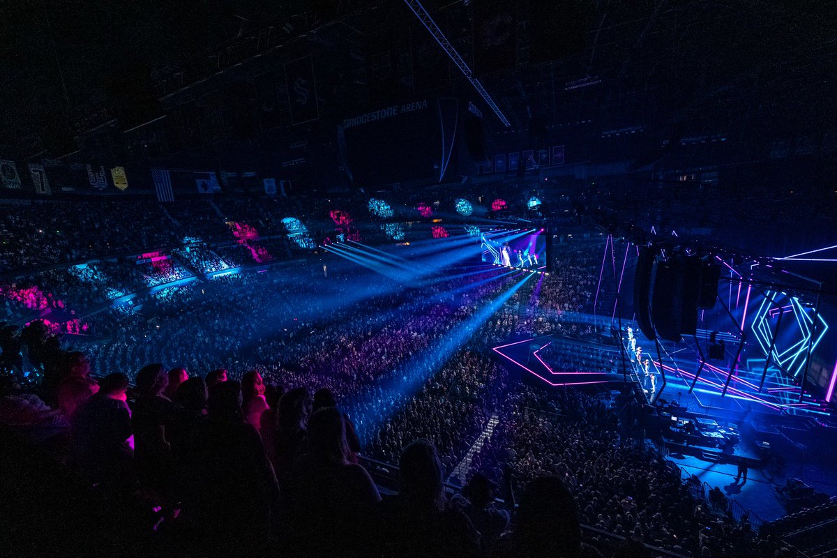 nickcarter's tweet photo. Thank you Tennessee for 2 amazing shows! You were electrifying 🤩 #bsbnsh #bsbmem #dnaworldtour
📸 @Dr_Dude https://t.co/iUq5PEM33b