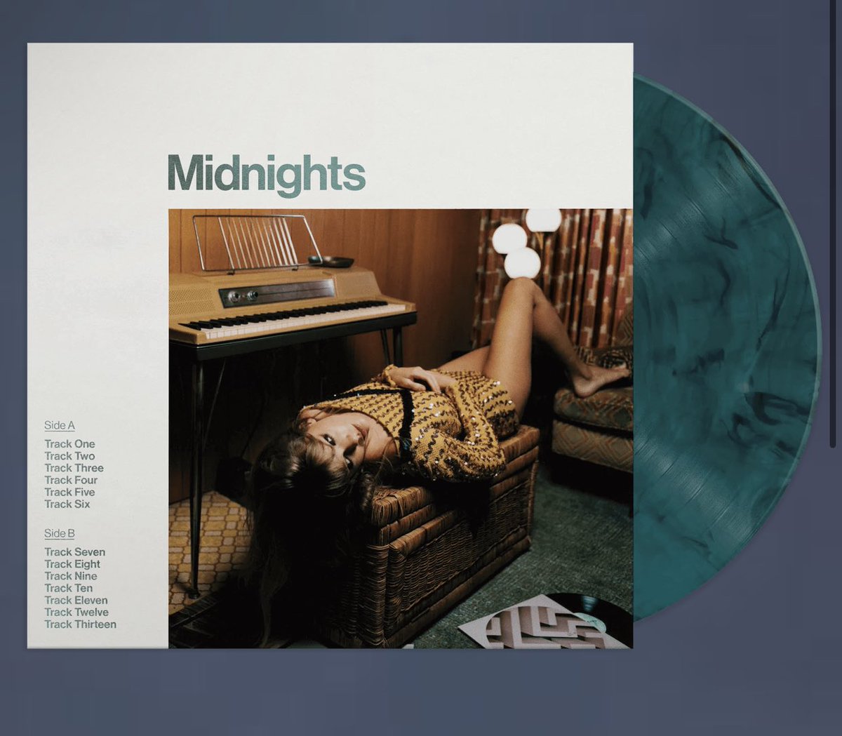 ullifo's tweet photo. ✨ jade green vinyl giveaway ✨

just be following me and retweet! open internationally and i'll pick a winner september 18 💚 #TSmidnighTS https://t.co/pzPym7zIQQ