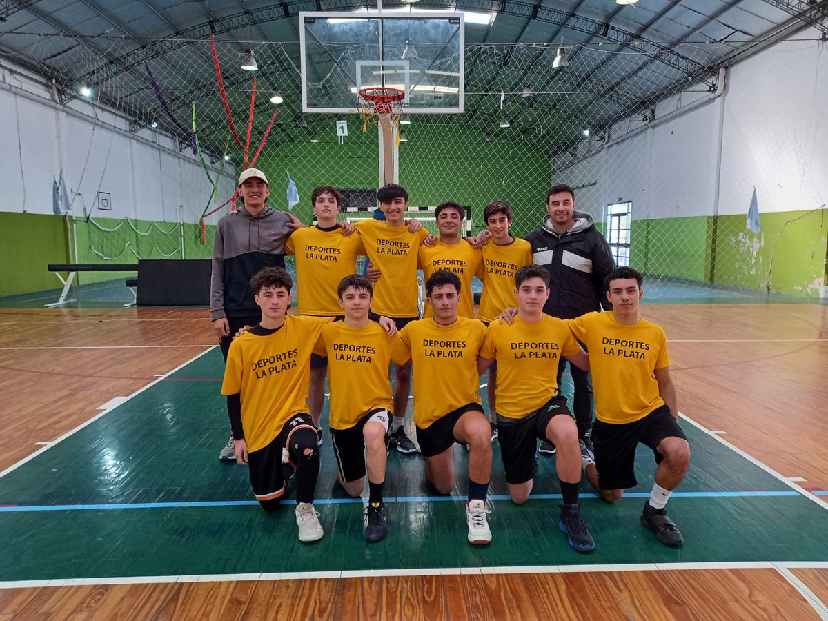 MogettaAstor's tweet photo. Arrancó como un chiste en un baño de hombres.
De la mano del loco Pablo, pibes de remera manga corta llegaron a la casa del básquet nacional sin siquiera UN entrenamiento.
El básquet regala muchas cosas, a mí me regaló las mejores experiencias de mi vida.
Gracias, al básquet. https://t.co/tCayPsRe7E